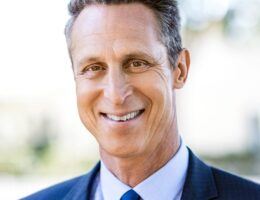 Dr. Mark Hyman MD Functional Medicine Physician Cleveland Clinic Inage source Wikimedia SaferCures.com