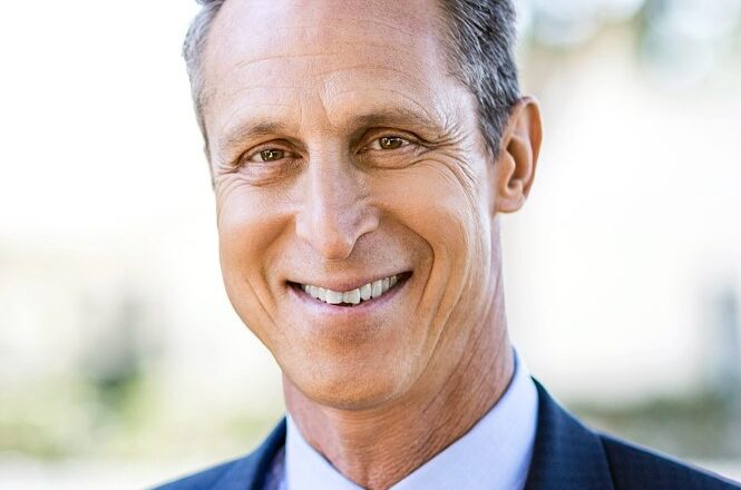 Dr. Mark Hyman MD Functional Medicine Physician Cleveland Clinic Inage source Wikimedia SaferCures.com
